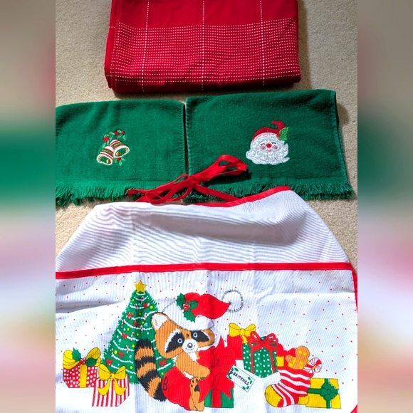 Christmas linens - Picture 1 of 6
